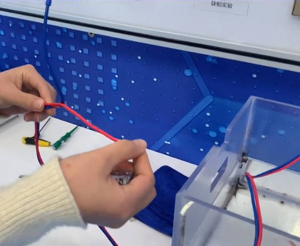 智能断路器厂家j9九游国际站电保防触电演示视频-裸手摸前方